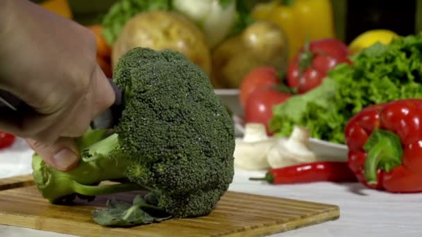 Snijden Broccoli bloeiwijzen. — Stockvideo