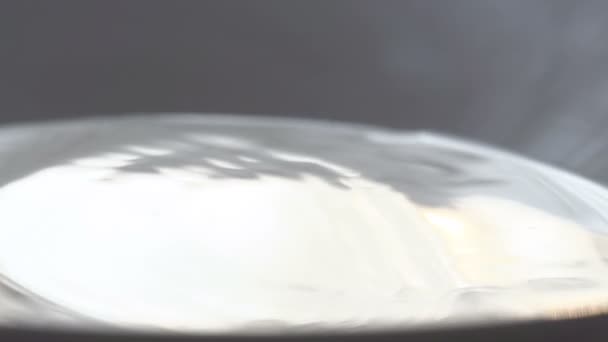 牛奶的滴下来的水. — 图库视频影像