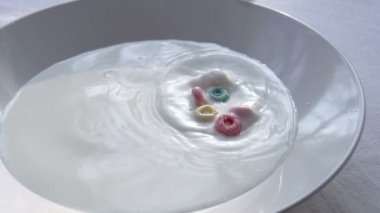 Sütlü beyaz tabakta Mısır yüzük düşmek.