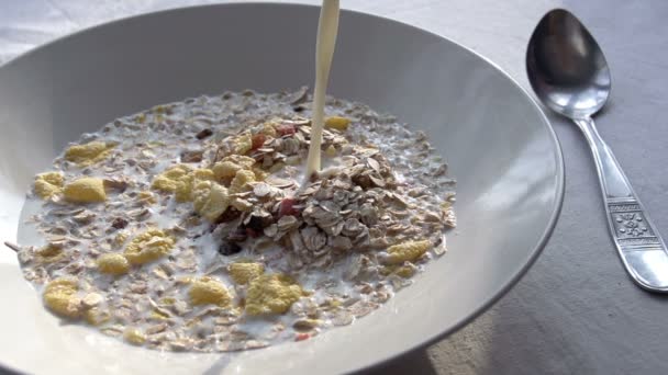 Mjölk är hälls i müsli. — Stockvideo