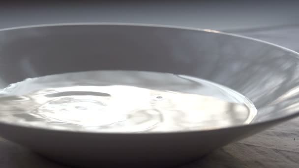 Ochtend melk en witte bowl — Stockvideo