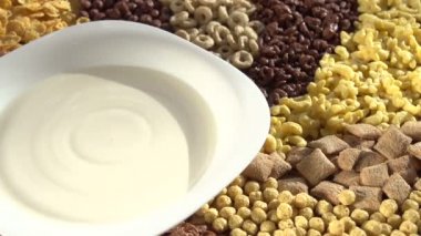 Kahvaltı yemek süt ile.