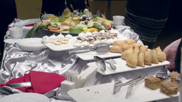 Mouvement autour du buffet — Video