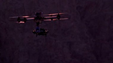 Quadrocopter arkadan aydınlatmalı günbatımı.