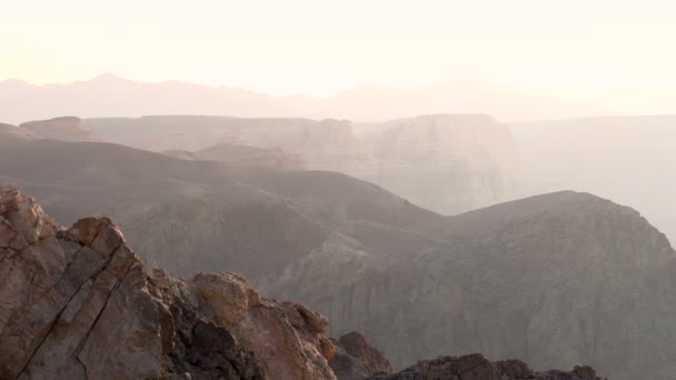 Panorama van Canyon in licht waas zonnige — Stockvideo