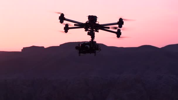 Quadrocopter Over Canyon — Stock Video