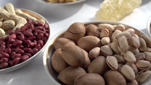 Орехи и сладости и сухофрукты — стоковое видео