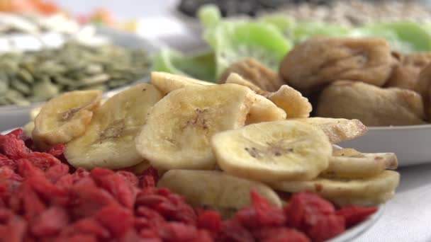 Vegetarische maaltijden en gedroogde vruchten — Stockvideo