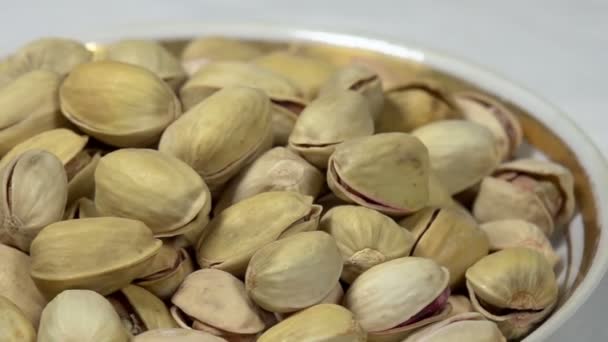 Pistachos salados en plato — Vídeo de stock