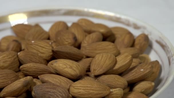 Des amandes dans le bol. Rotation de boucle — Video