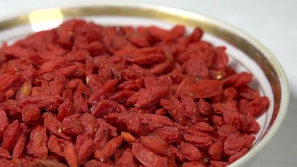 Сушеные ягоды Годжи в ракушке — стоковое видео