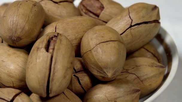 Pecans em fundo Bowl — Vídeo de Stock