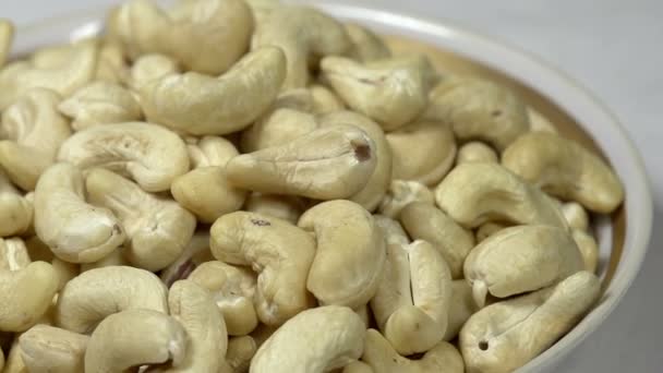 Cashewnoten in schaal — Stockvideo