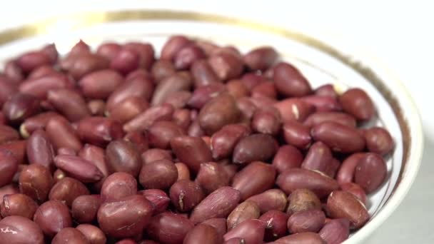 Jordnötter-kärnor på en tallrik — Stockvideo