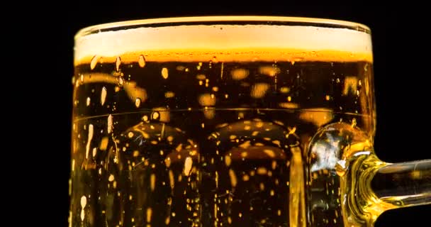 Grote glazen mok met bier — Stockvideo