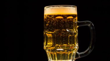 Kupa parlak bira yavaş yavaş döner