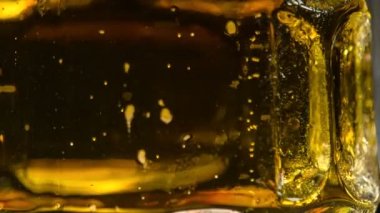 Büyük cam kupa bira ile yavaş yavaş döner