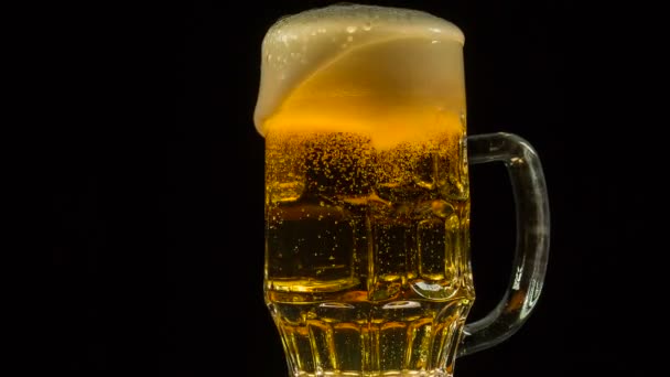 Caneca completa cerveja âmbar — Vídeo de Stock