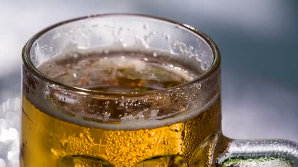 Bubblor stiga långsamt i en cirkel med öl — Stockvideo