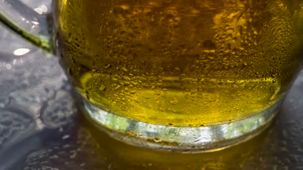 Mug of beer slowly rotates — Stock Video