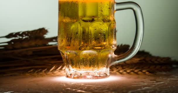 Taza de cerveza suavemente brillante — Vídeos de Stock