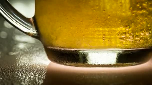 Misted mug of beer — Stock Video