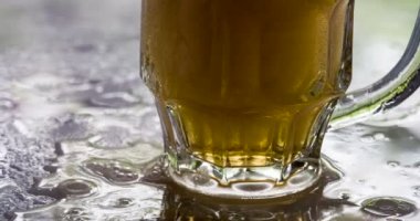 Soğuk bira nemli bir fincan