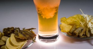 Bardak soğuk bira ve aperatifler