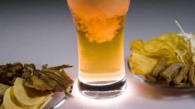 Bardak soğuk bira ve aperatifler