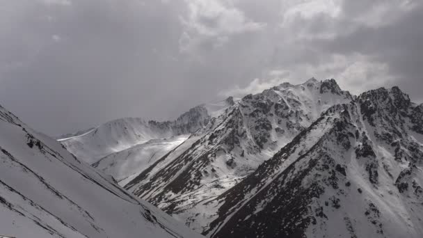 Picos nevados nas nuvens — Vídeo de Stock