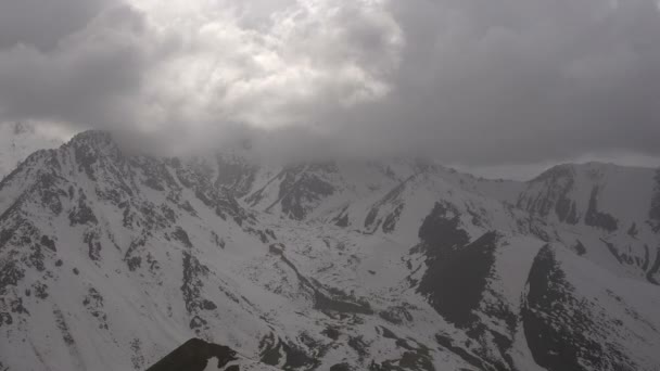 En una nube de montaña se arrastra — Vídeo de stock