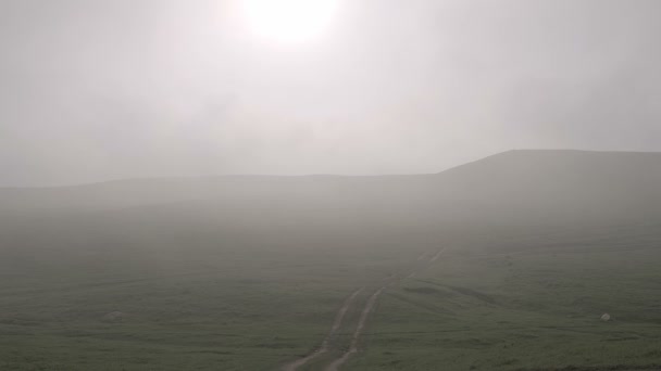 Niebla de la mañana flotando sobre las colinas — Vídeo de stock