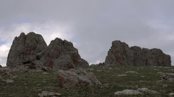 Nuvens nas rochas montanhosas — Vídeo de Stock