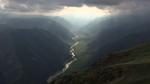 Rivier bij de bodem van een enorme Canyon — Stockvideo