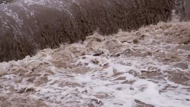 Blubbernder Strom von Schmutzwasser — Stockvideo