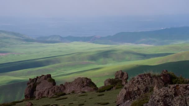 Vista panorámica desde las estribaciones — Vídeos de Stock