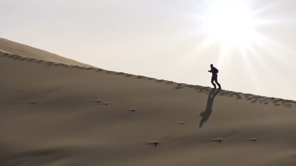 Chercheur va sur les dunes 