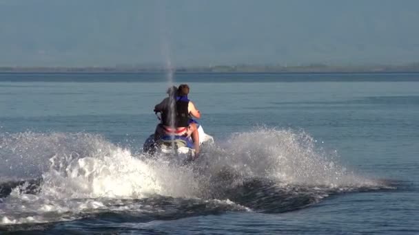 スクーターに乗って海洋 — ストック動画