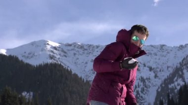 Genç kadın atma kartopu