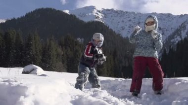 Çocuklar kartopu atarak