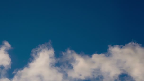 Поток облаков на голубом небе — стоковое видео