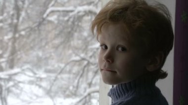 Sevimli çocuk penceresinde arama yapar