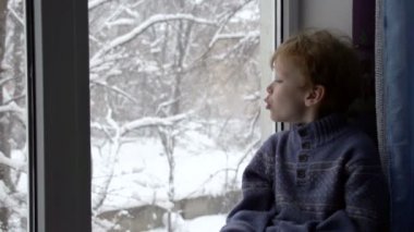 Sevimli çocuk penceresinde arama yapar