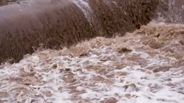 Потоки грязной воды — стоковое видео