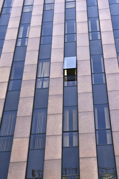Edificio moderno con fachada de cristal —  Fotos de Stock