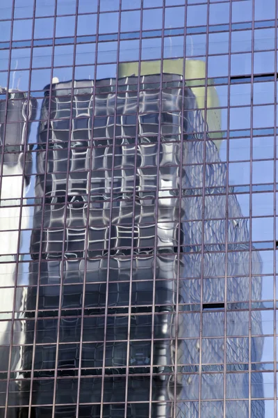 Edificio moderno con fachada de cristal —  Fotos de Stock