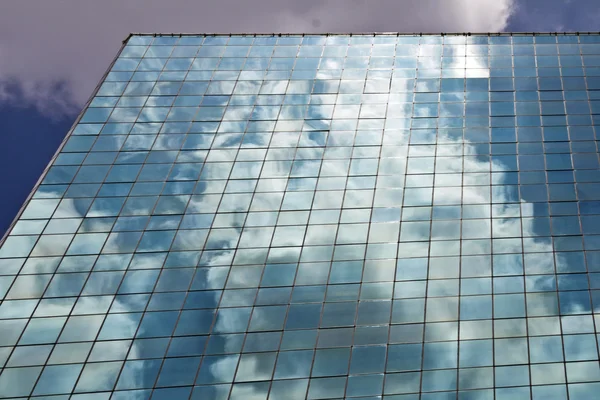 Edificio moderno con fachada de cristal —  Fotos de Stock