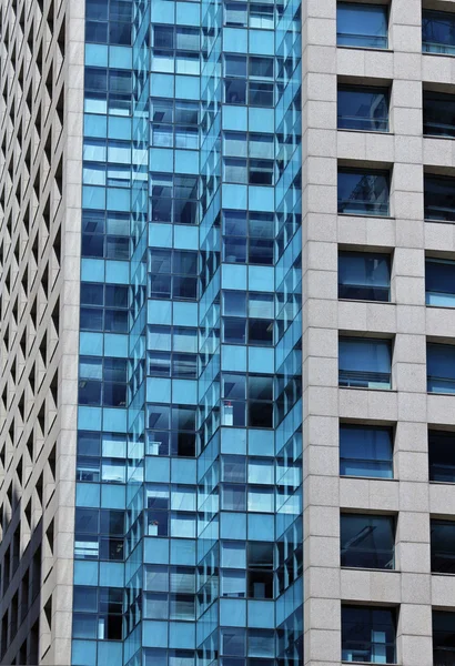 Edificio moderno con fachada de cristal —  Fotos de Stock