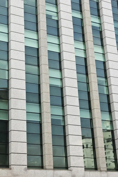 Moderní budova se skleněnou fasádou — Stock fotografie