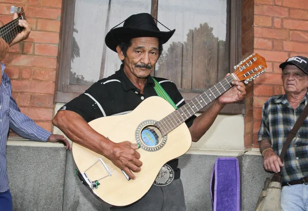 Grupp män spelar gitarr — Stockfoto